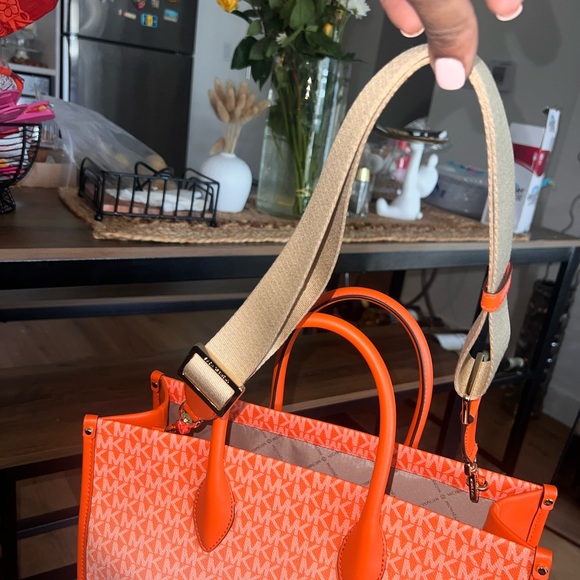 Mirella Medium Poppy Leather Tote Bag with wallet - Picture 7 of 8